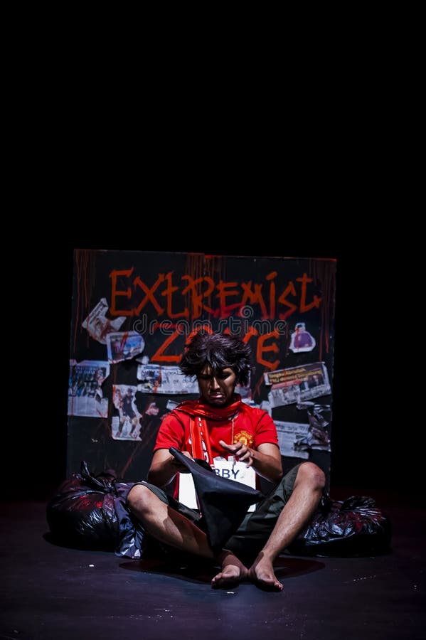 Atuação no estúdio escuro foto de stock