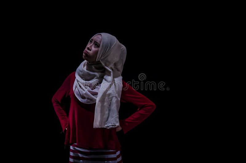 Atuação no estúdio escuro imagens de stock