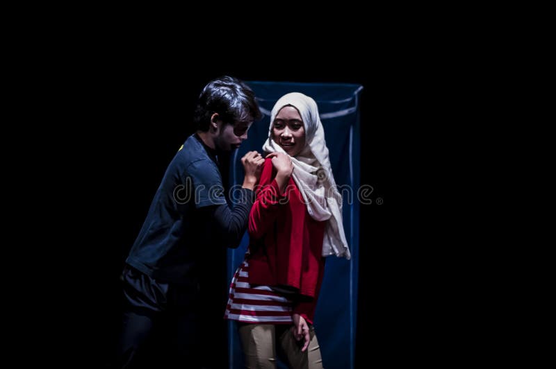 Atuação no estúdio escuro imagem de stock royalty free