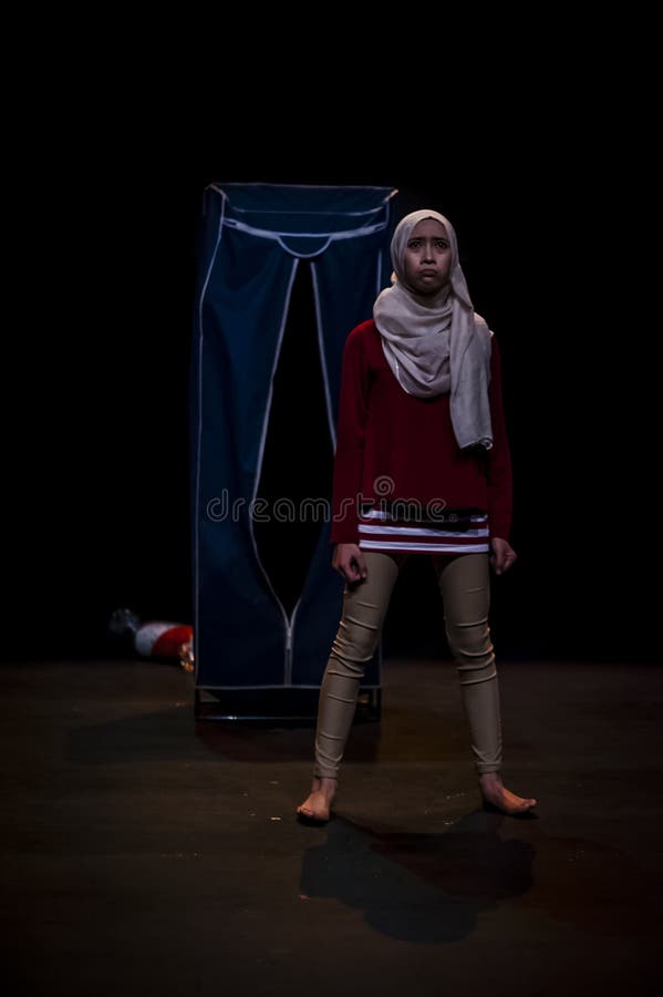 Atuação no estúdio escuro foto de stock royalty free