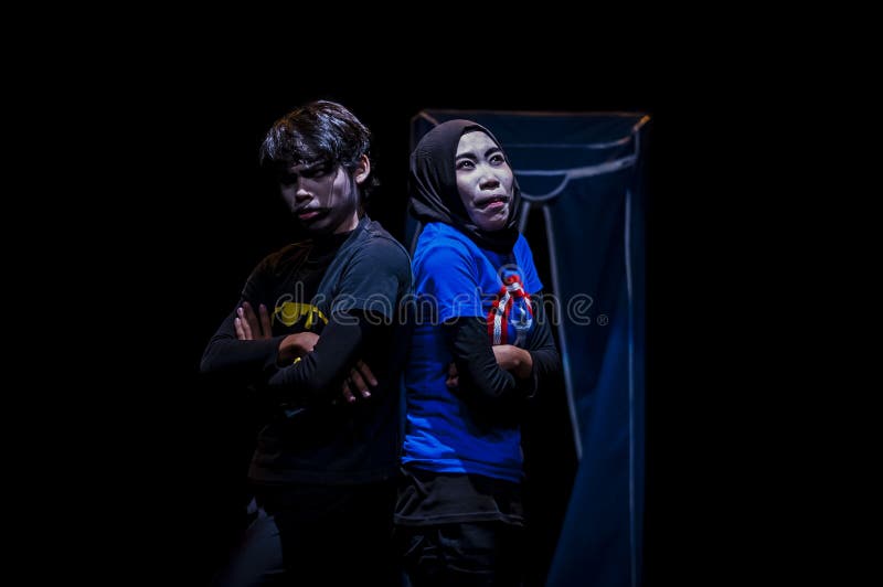Atuação no estúdio escuro imagens de stock royalty free