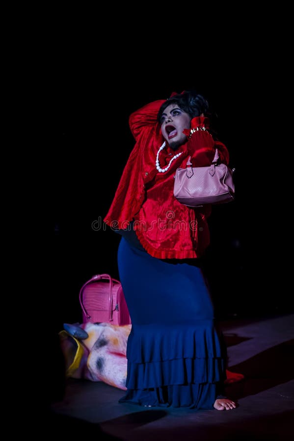 Atuação no estúdio escuro fotos de stock