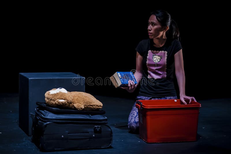 Atuação no estúdio escuro fotografia de stock royalty free