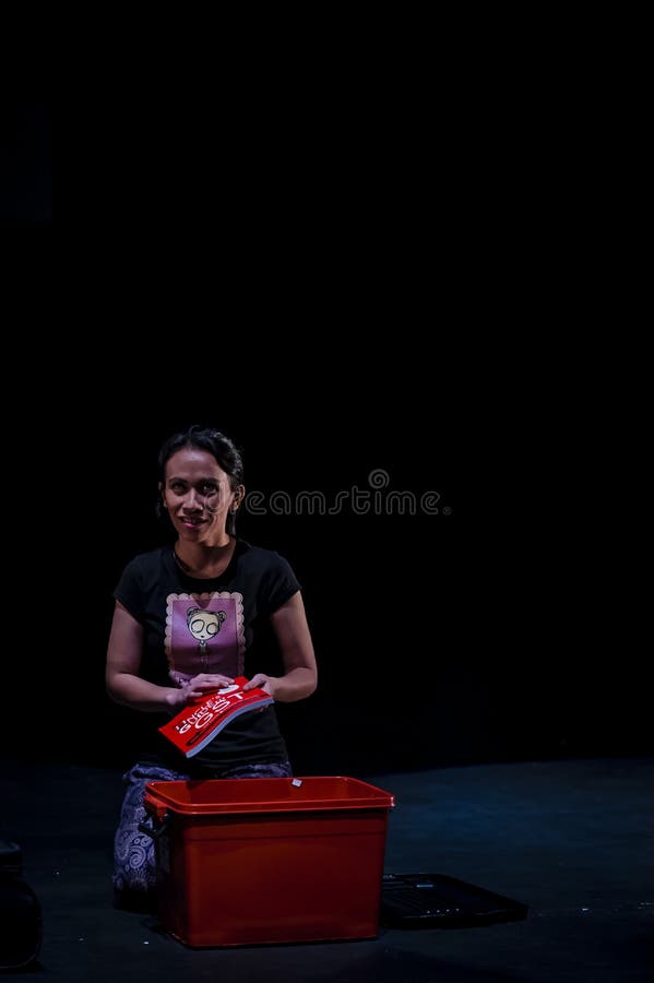 Atuação no estúdio escuro fotos de stock royalty free