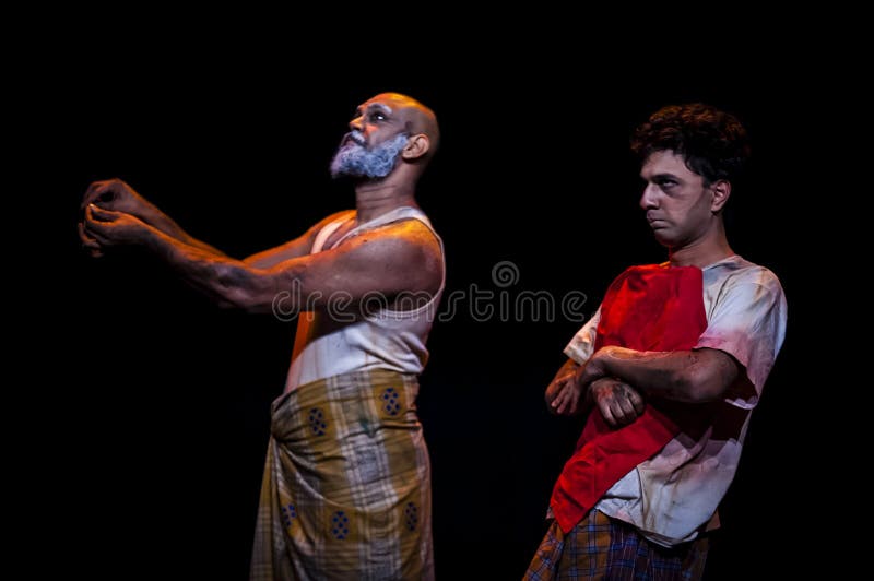 Atuação no estúdio escuro imagens de stock royalty free