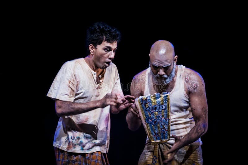 Atuação no estúdio escuro fotos de stock royalty free