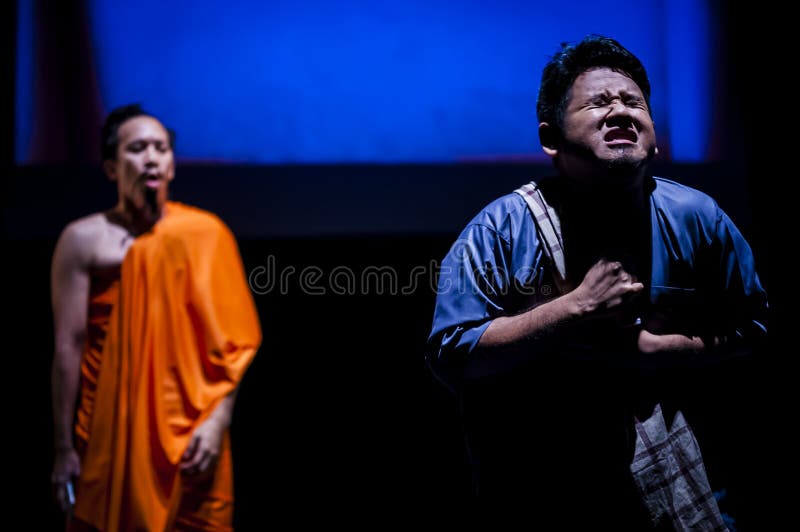 Atuação no estúdio escuro foto de stock royalty free