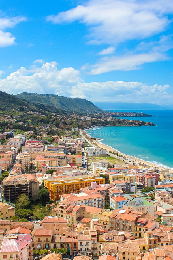 Aturdiendo vista de la ciudad costera Cefalu en Sicilia, Italia capturó en una imagen vertical La ciudad en costa tirrena imagenes de archivo Aturdiendo vista de la ciudad costera Cefalu en Sicilia, Italia capturó en una imagen vertical La ciudad en costa tirrena imagenes de archivo
