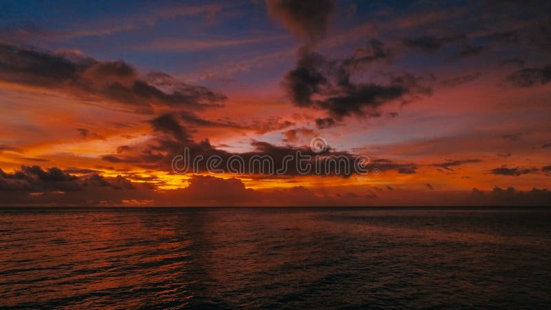 Aturdindo a imagem aérea bonita do zangão de um por do sol tropical vermelho acima do oceano do mar fotos de stock royalty free Aturdindo a imagem aérea bonita do zangão de um por do sol tropical vermelho acima do oceano do mar fotos de stock royalty free