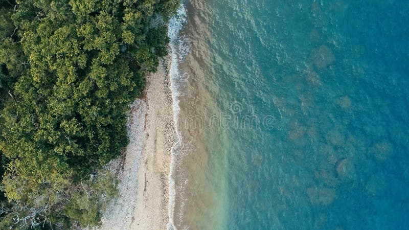 Aturdindo a imagem geométrica mínima do zangão aéreo de uma costa tropical remota do oceano do mar com a selva luxúria arenosa da imagens de stock Aturdindo a imagem geométrica mínima do zangão aéreo de uma costa tropical remota do oceano do mar com a selva luxúria arenosa da imagens de stock