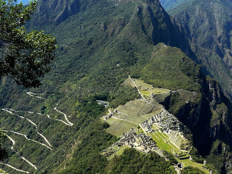 Aturdindo a vista de Machu Picchu e estrada serpentina, Peru fotos de stock royalty free Aturdindo a vista de Machu Picchu e estrada serpentina, Peru fotos de stock royalty free