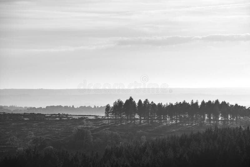 Aturdir la imagen del paisaje de la puesta del sol del otoño de la visión desde el Tor de cuero en el parque nacional de Dartmoor foto de archivo libre de regalías Aturdir la imagen del paisaje de la puesta del sol del otoño de la visión desde el Tor de cuero en el parque nacional de Dartmoor foto de archivo libre de regalías