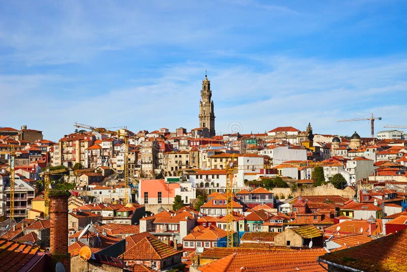 Aturdir la vista aérea panorámica de edificios históricos tradicionales en Oporto Casas del vintage con los tejados de teja roja fotos de archivo Aturdir la vista aérea panorámica de edificios históricos tradicionales en Oporto Casas del vintage con los tejados de teja roja fotos de archivo