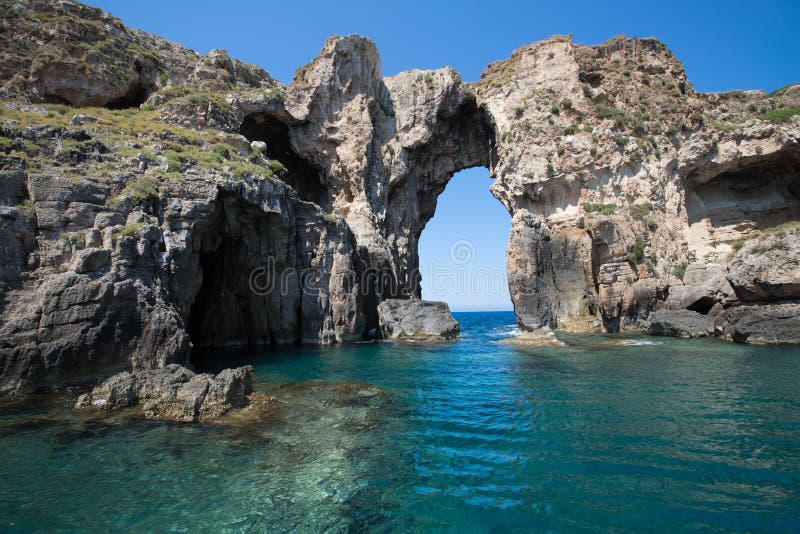 Aturdir la vista de la arcada del agua en la pequeña isla en bahía del navarino, Peloponnesus, Grecia imágenes de archivo libres de regalías Aturdir la vista de la arcada del agua en la pequeña isla en bahía del navarino, Peloponnesus, Grecia imágenes de archivo libres de regalías