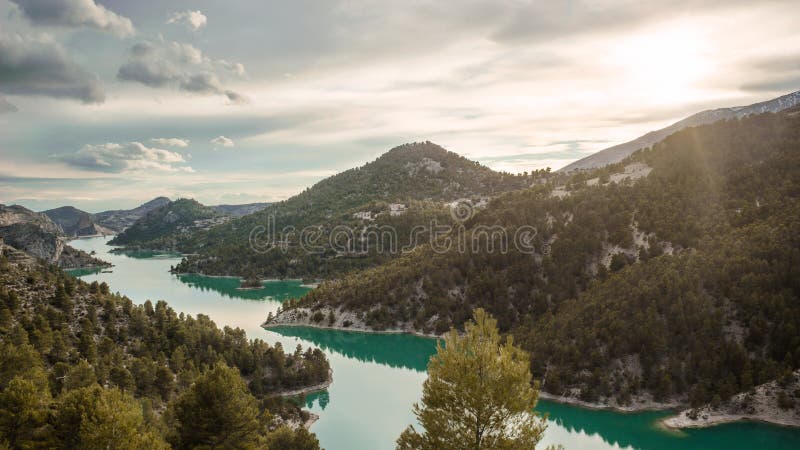 Aturdir la vista del EL Portillo del lago con el sol shinning sobre las montañas Pista de la fantas?a imagenes de archivo Aturdir la vista del EL Portillo del lago con el sol shinning sobre las montañas Pista de la fantas?a imagenes de archivo