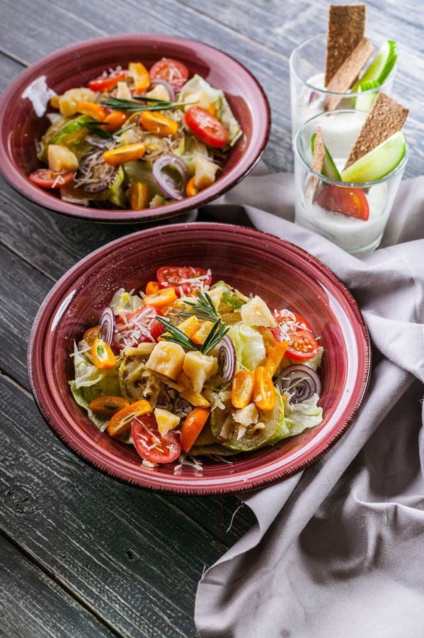?atwa Jarzynowa sa?atka od zucchini, lodowej sa?aty, czerwonych cebul i parmesan sera, Jarski zdrowy i smakowity jedzenie Dieta i zdjęcia stock ?atwa Jarzynowa sa?atka od zucchini, lodowej sa?aty, czerwonych cebul i parmesan sera, Jarski zdrowy i smakowity jedzenie Dieta i zdjęcia stock