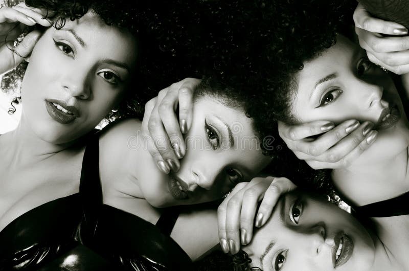 Au-dessus de la vue d'une fille africaine magnifique d'ecuadorian avec une coiffure Afro, avec l'exposition doble et beaucoup de photographie stock Au-dessus de la vue d'une fille africaine magnifique d'ecuadorian avec une coiffure Afro, avec l'exposition doble et beaucoup de photographie stock
