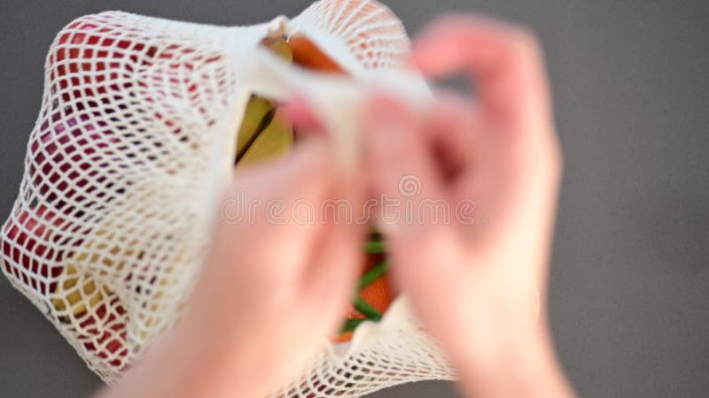 Au-dessus de la vue des mains de femme avec le sac d'épicerie clips vidéos