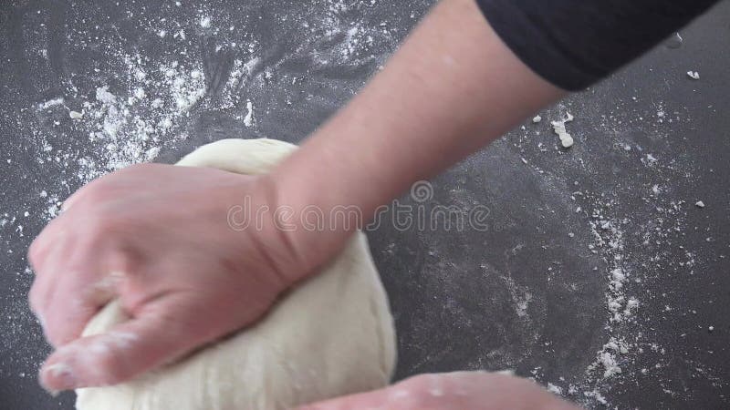 Au-dessus de la vue des mains de femme malaxant la pâte banque de vidéos
