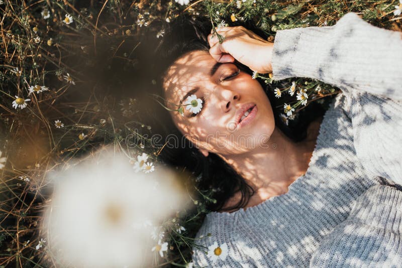 Au-dessus de la vue de l'extérieur de jeune fille de brune appréciant la nature Le portrait horizontal d'une femme caucasienne at photographie stock Au-dessus de la vue de l'extérieur de jeune fille de brune appréciant la nature Le portrait horizontal d'une femme caucasienne at photographie stock