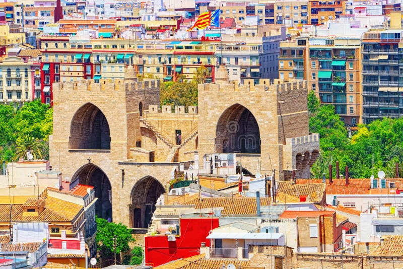 Au-dessus de la vue de la porte de Serrans ou du Serrans les tours est une du twelv. Au-dessus de la vue de la porte de Serrans ou du Serrans les tours est l'une des douze portes, de la vieille ville de Valence l'espagne