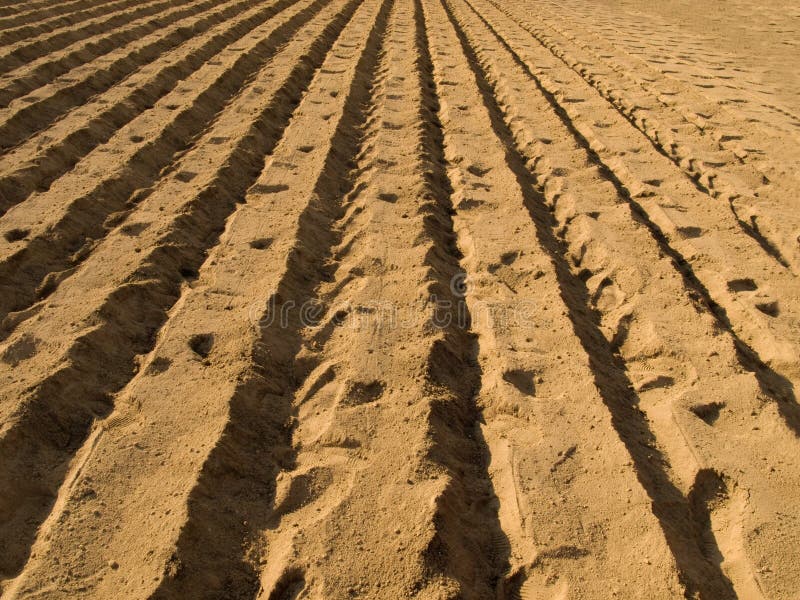Au sol labourés frais préparent pour la culture image libre de droits Au sol labourés frais préparent pour la culture image libre de droits