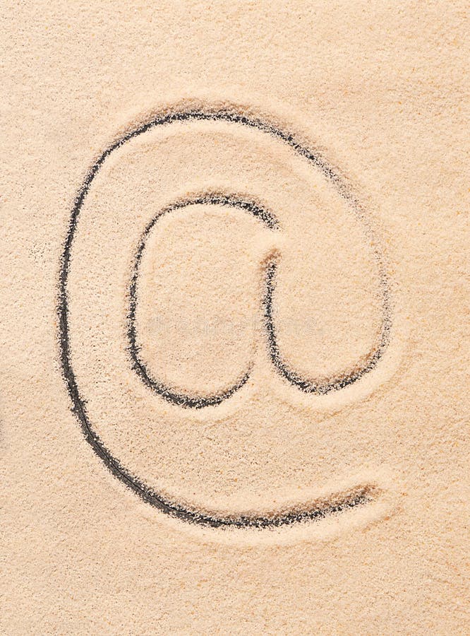 Au symbole, icône d'adresse e-mail dessinée sur le sable photos stock Au symbole, icône d'adresse e-mail dessinée sur le sable photos stock