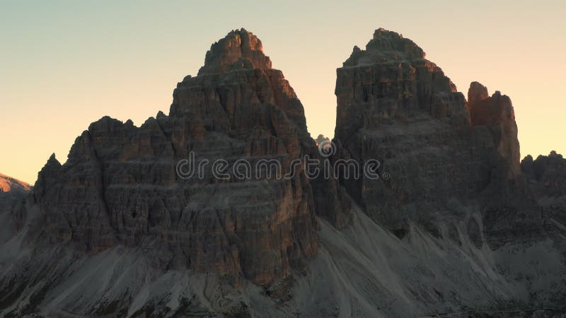Aube au-dessus de hautes montagnes rocheuses à trois pics de lavaredo banque de vidéos