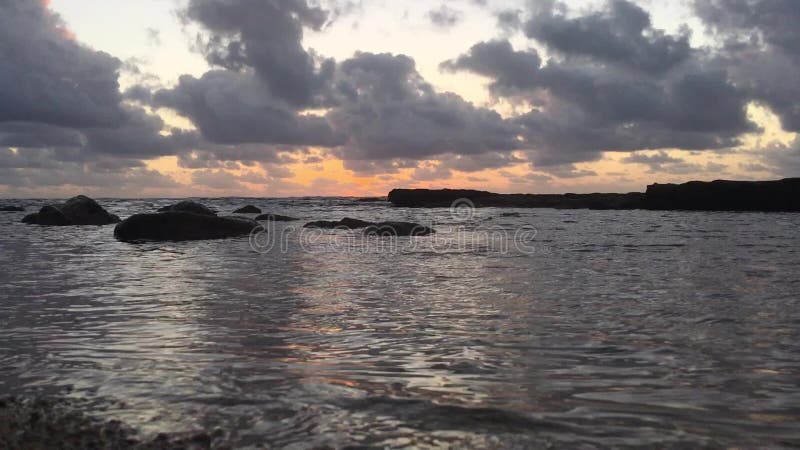 Aube au-dessus de l'océan pacifique vu de la plage dans Kapaa sur l'île de Kauai, Hawaï clips vidéos
