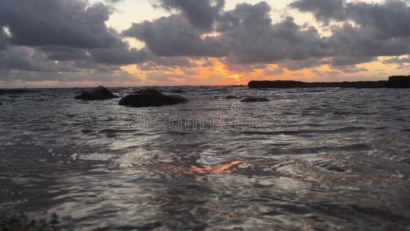 Aube au-dessus de l'océan pacifique vu de la plage dans Kapaa sur l'île de Kauai, Hawaï banque de vidéos