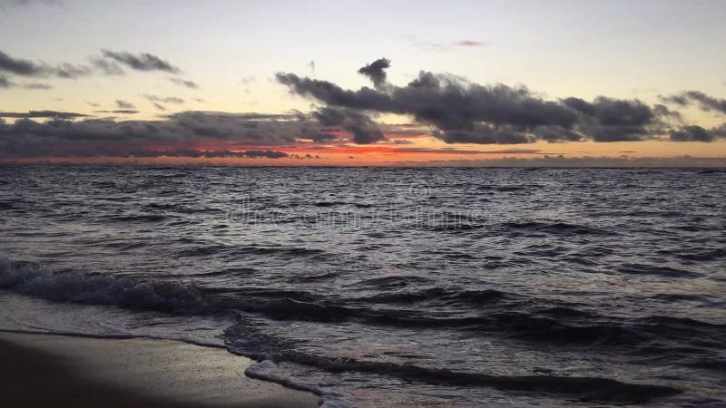 Aube au-dessus de l'océan pacifique - vue de Kapaa sur l'île de Kauai, Hawaï banque de vidéos