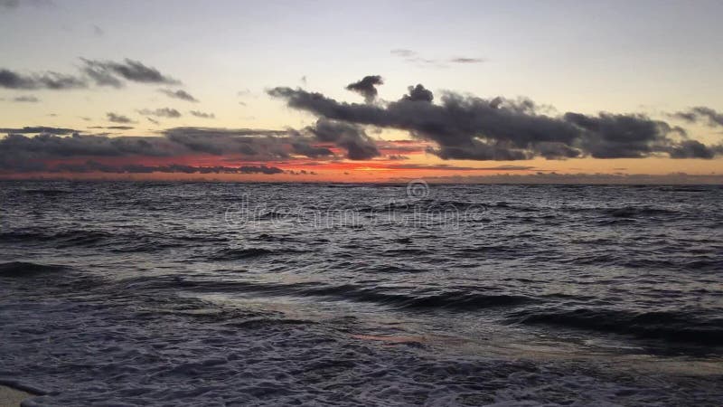 Aube au-dessus de l'océan pacifique - vue de Kapaa sur l'île de Kauai, Hawaï clips vidéos