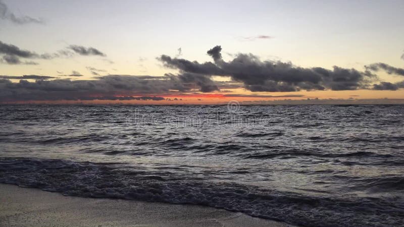 Aube au-dessus de l'océan pacifique - vue de Kapaa sur l'île de Kauai, Hawaï clips vidéos