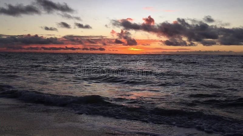Aube au-dessus de l'océan pacifique - vue de Kapaa sur l'île de Kauai, Hawaï clips vidéos