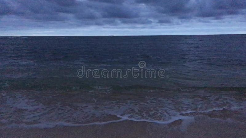 Aube au-dessus de l'océan pacifique - vue de plage dans Kapaa sur l'île de Kauai, Hawaï clips vidéos