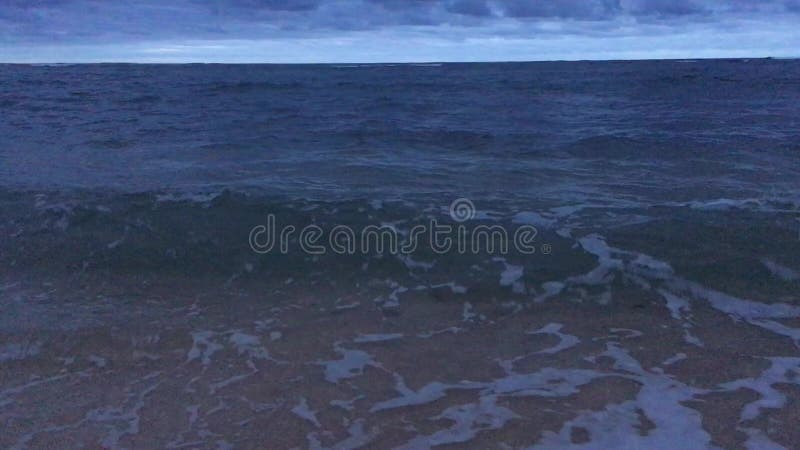 Aube au-dessus de l'océan pacifique - vue de plage dans Kapaa sur l'île de Kauai, Hawaï clips vidéos
