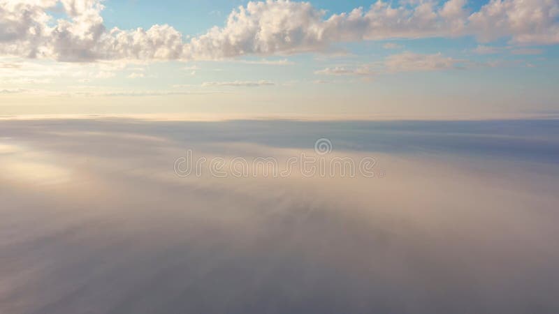 Aube au-dessus de l'épais brouillard matinal ci-dessous, sous les cumulus, la lumière du soleil banque de vidéos