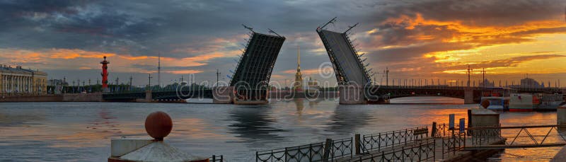 Aube au-dessus de Neva et ponts à St Petersburg photographie stock Aube au-dessus de Neva et ponts à St Petersburg photographie stock