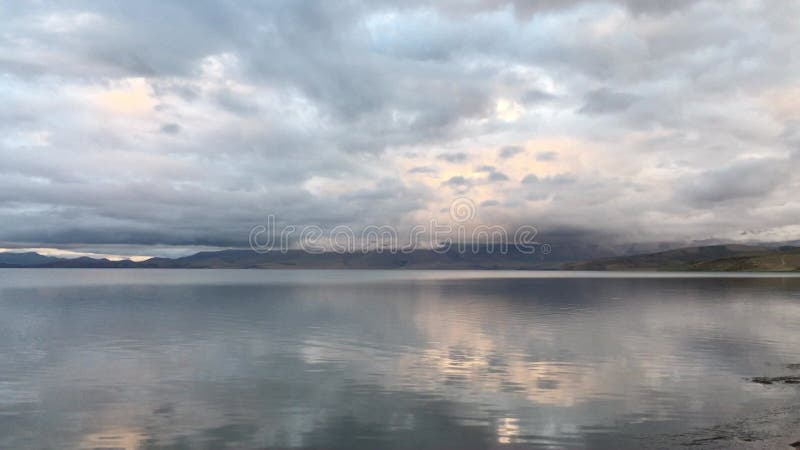 Aube au-dessus du lac manasarovar en août en chine tibétaine. banque de vidéos