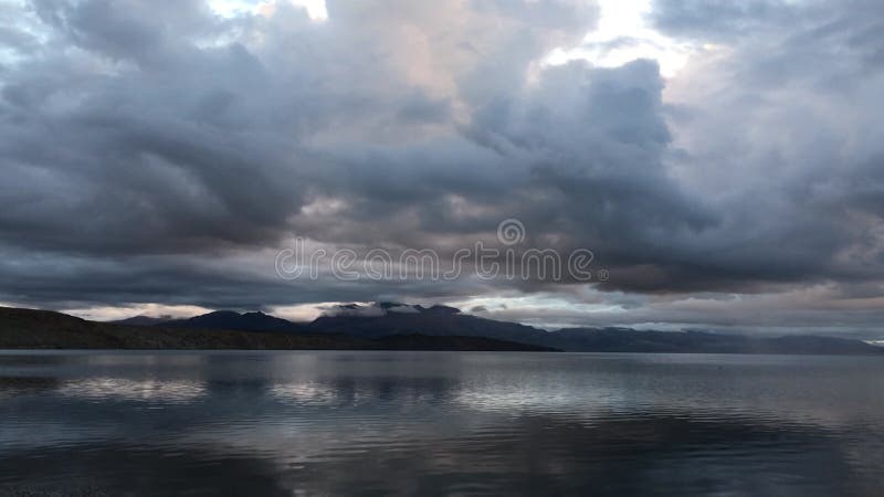Aube au-dessus du lac manasarovar en août en chine tibétaine. banque de vidéos