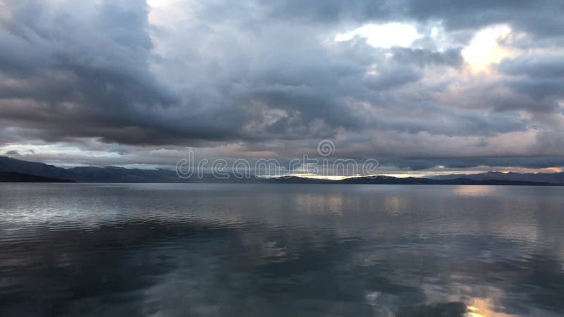 Aube au-dessus du lac manasarovar en août en chine tibétaine. banque de vidéos