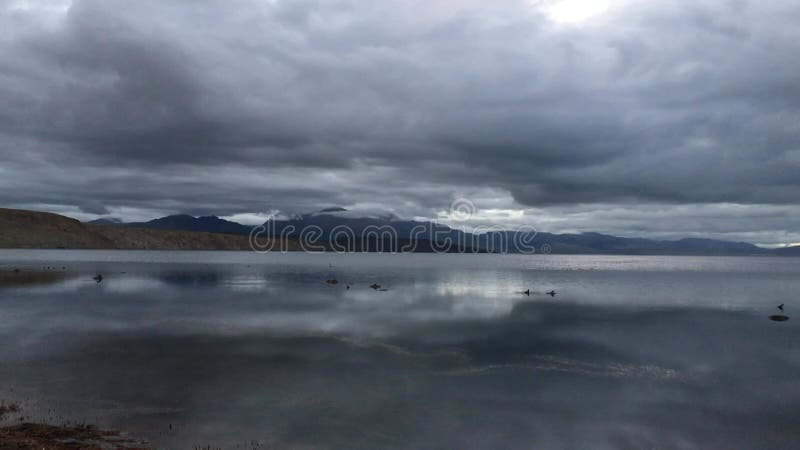 Aube au-dessus du lac manasarovar en août en chine tibétaine. clips vidéos