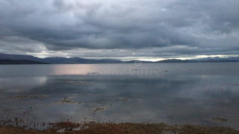 Aube au-dessus du lac manasarovar en août en chine tibétaine. banque de vidéos