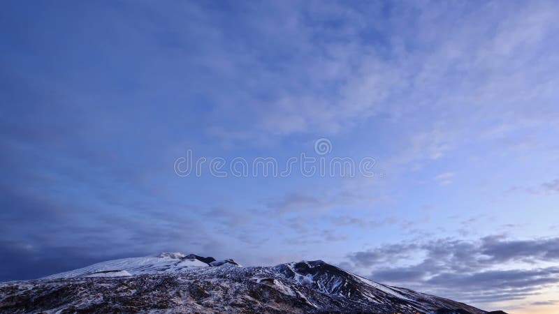 Aube au-dessus du volcan l'Etna. La Sicile, Italie. Temps L banque de vidéos