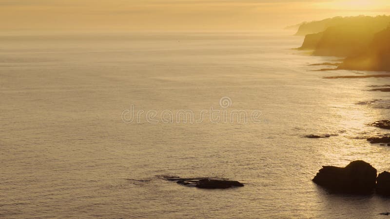 Aube dorée au-dessus de l'horizon sur les falaises de l'espagne du nord dans les asturias. banque de vidéos