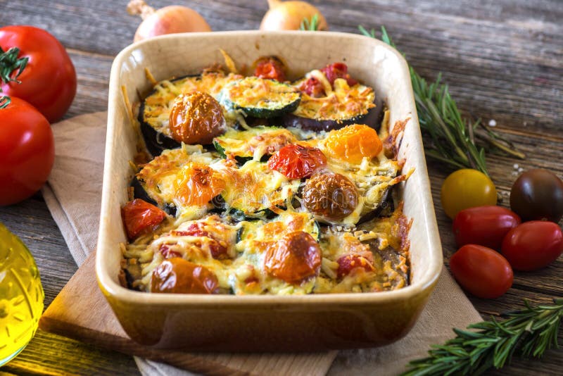 L'aubergine, La Courgette Et Les Tomates Ont Fait Cuire Au Four Avec Du