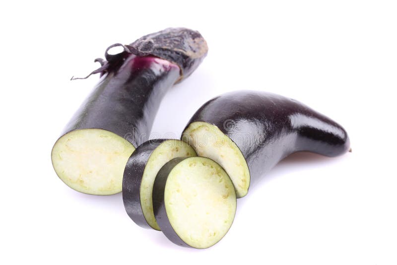 Aubergine Japonaise Sur Le Conseil En Bois Avec Le Couteau Et La Salade
