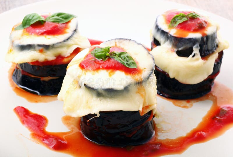 Auberginematrätt med parmesanost royaltyfri bild