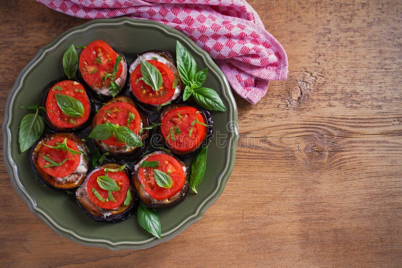 Aubergines met tomaten en saus Pan gebraden aubergines Gezond vegetarisch voedsel, voorgerecht stock fotografie Aubergines met tomaten en saus Pan gebraden aubergines Gezond vegetarisch voedsel, voorgerecht stock fotografie