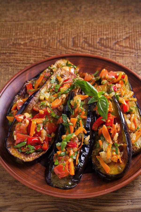 Aubergines Met Tomaten, Paprika, Wortel, Ui En Knoflook Aubergine Met ...